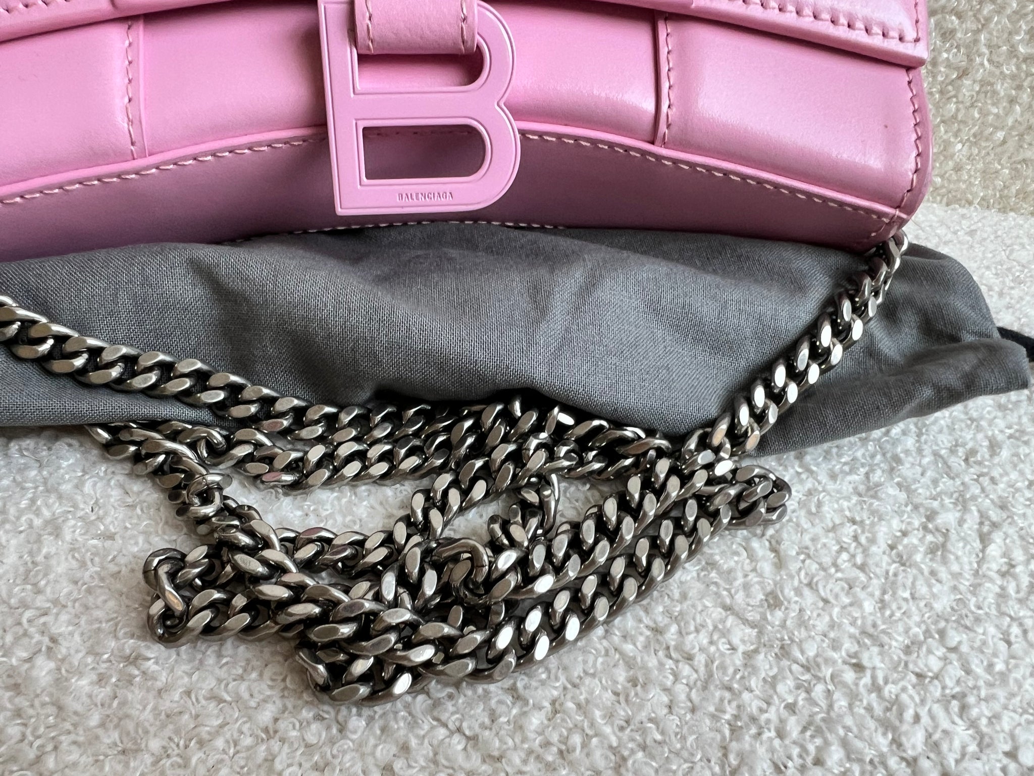 バレンシアガ☆Hourglass Wallet On Chain スパンコール Balenciaga Gold Leather Hourglass Wallet on Chain Balenciaga
