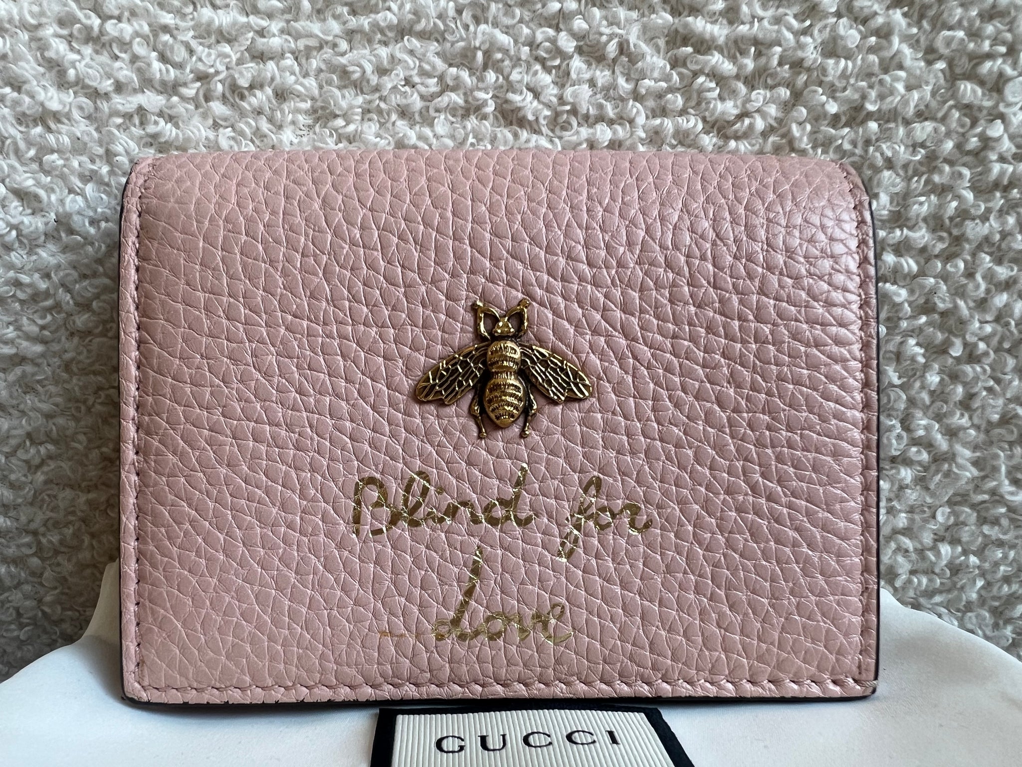 【グッチ】Blind for Love Bee iPhone7/8/SE ケース Gucci Animalier Bee 'Blind for Love' Card Case – Addicted to Handbags