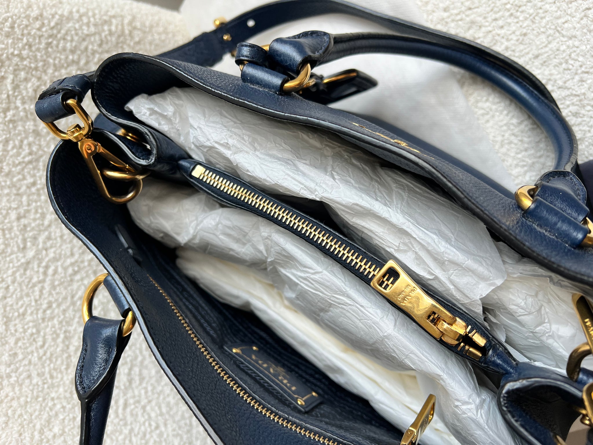 MATS　PRADA Vitello Daino 2way メタルハンドル Prada Blue Vitello Daino Two Way Tote – Addicted to Handbags