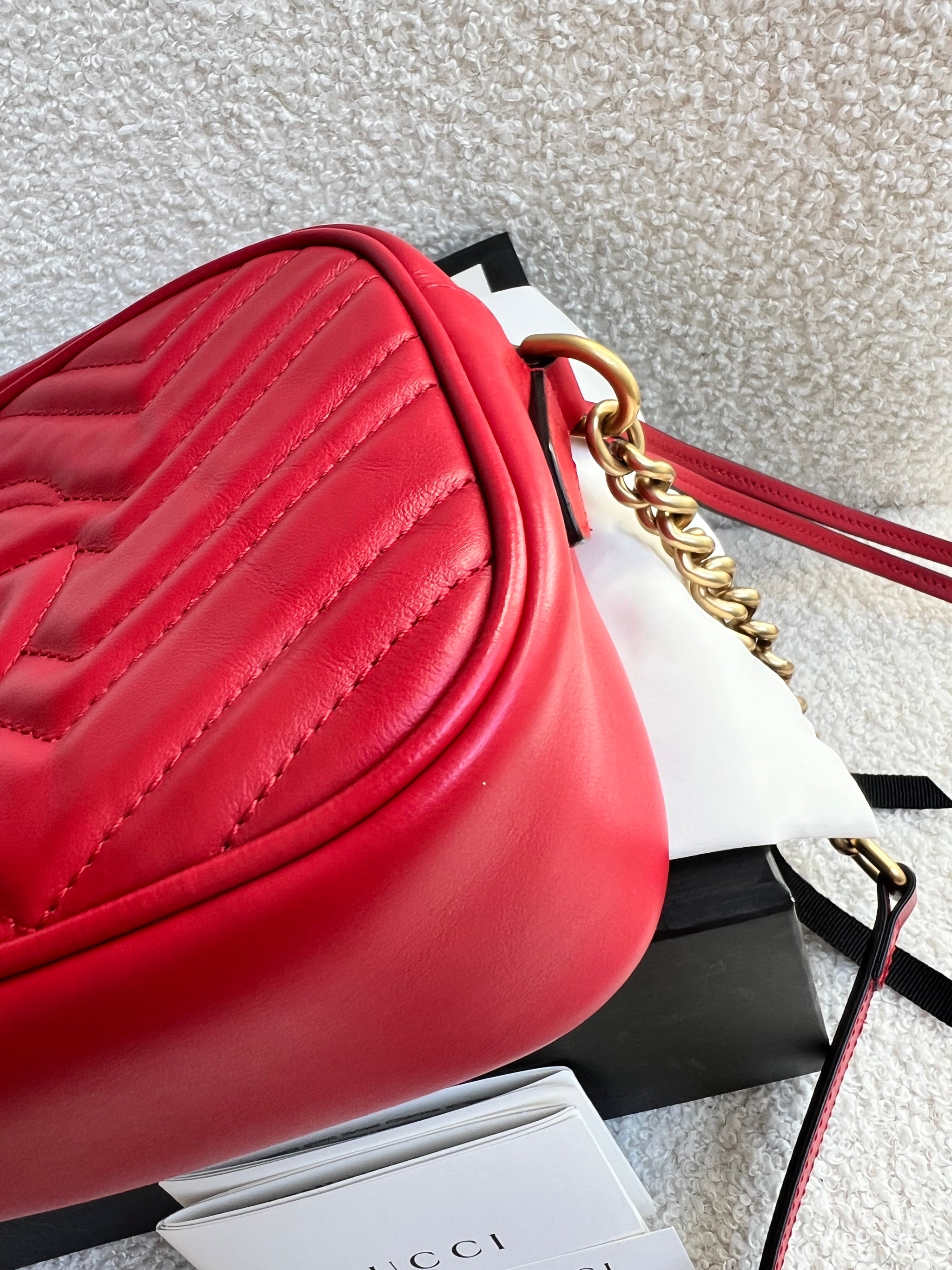 【GUCCI】Gucci small gg marmont camera bag (red)【ランク:A】 Gucci Small GG Marmont in Red Camera Bag with Flap Closure