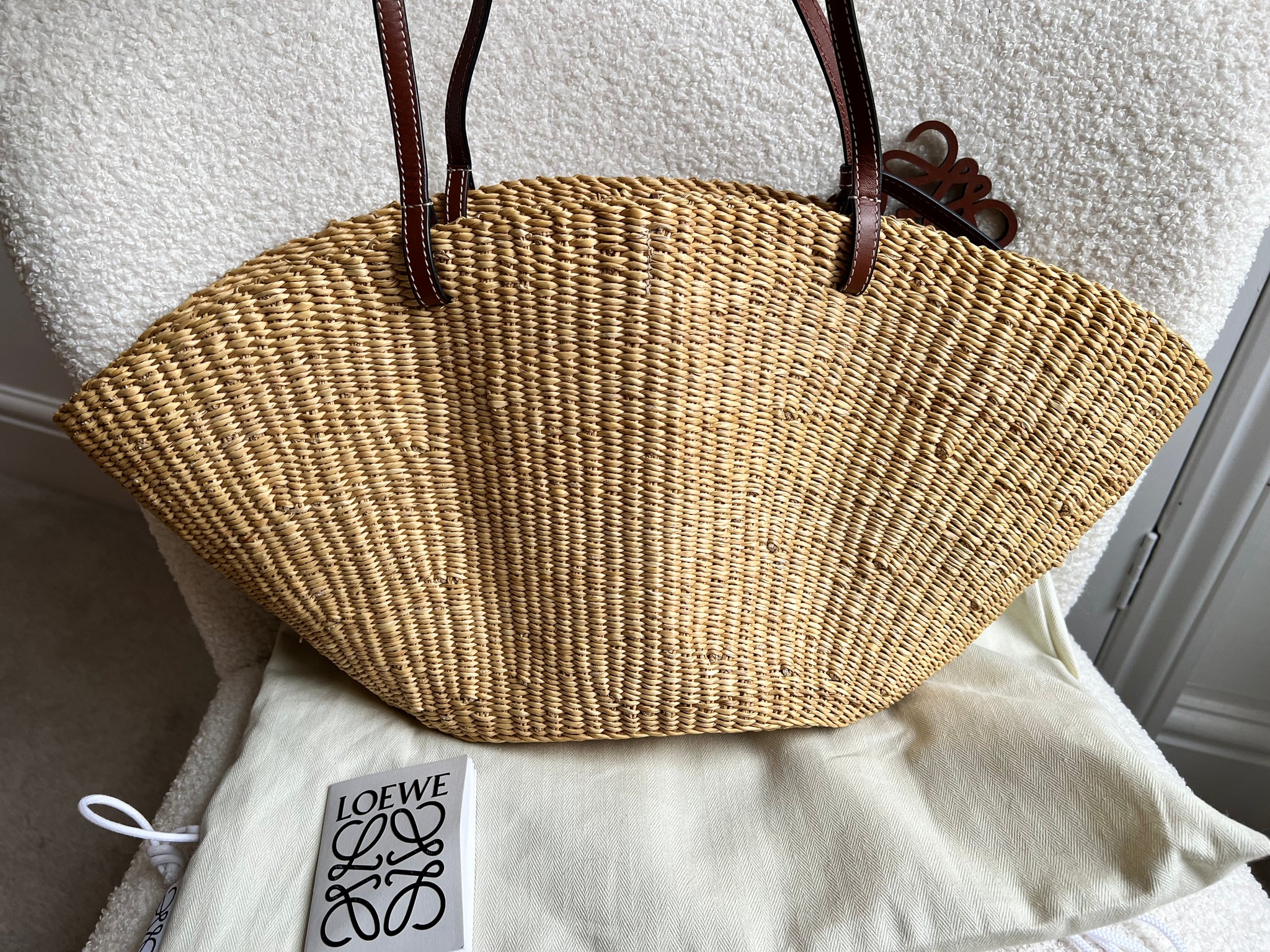 【新品未使用】LOEWE SHELL BASKET SMAL NATURAL Loewe Small Shell Basket Bag in Natural/Pecan — UFO No More