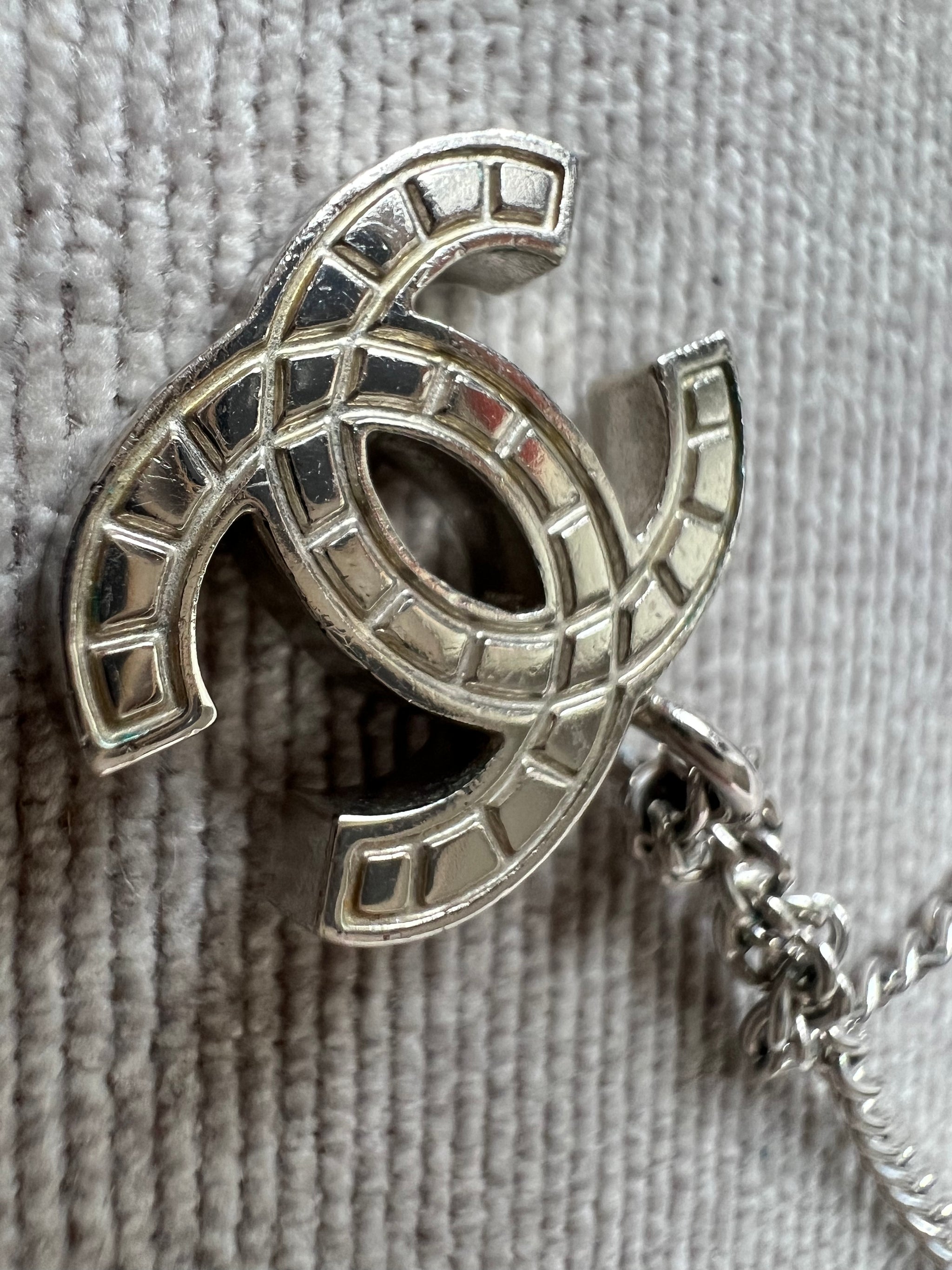 Chanel Silver Toned Embossed CC Pendant Necklace – Addicted to