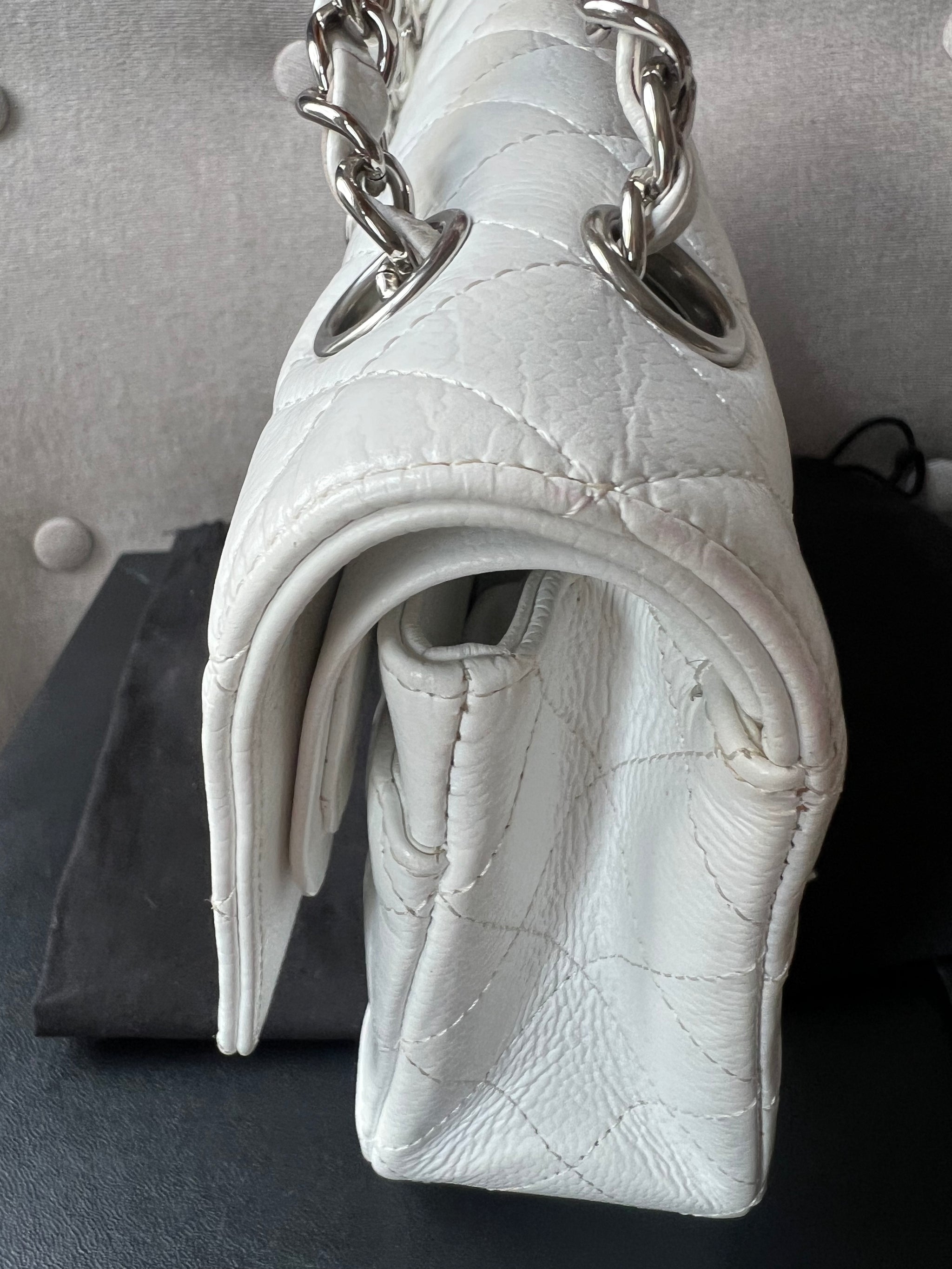 Chanel white chain bag hotsell